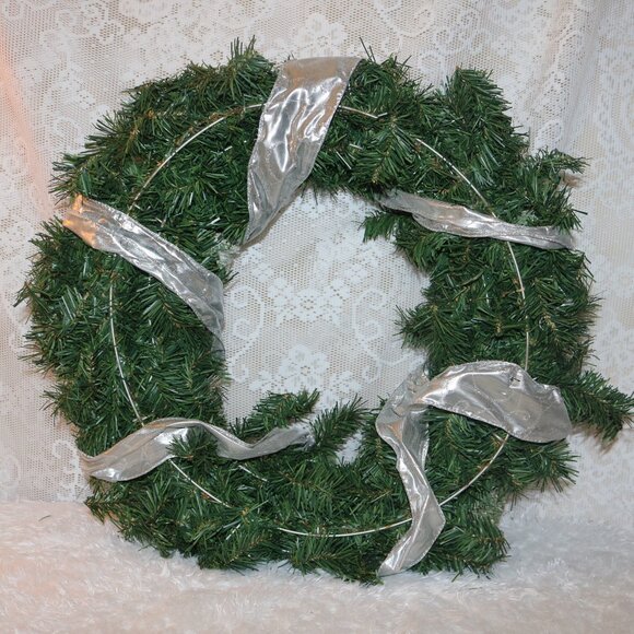 Christmas round wreath all artificial with some decorations included 21x21 - Picture 4 of 5